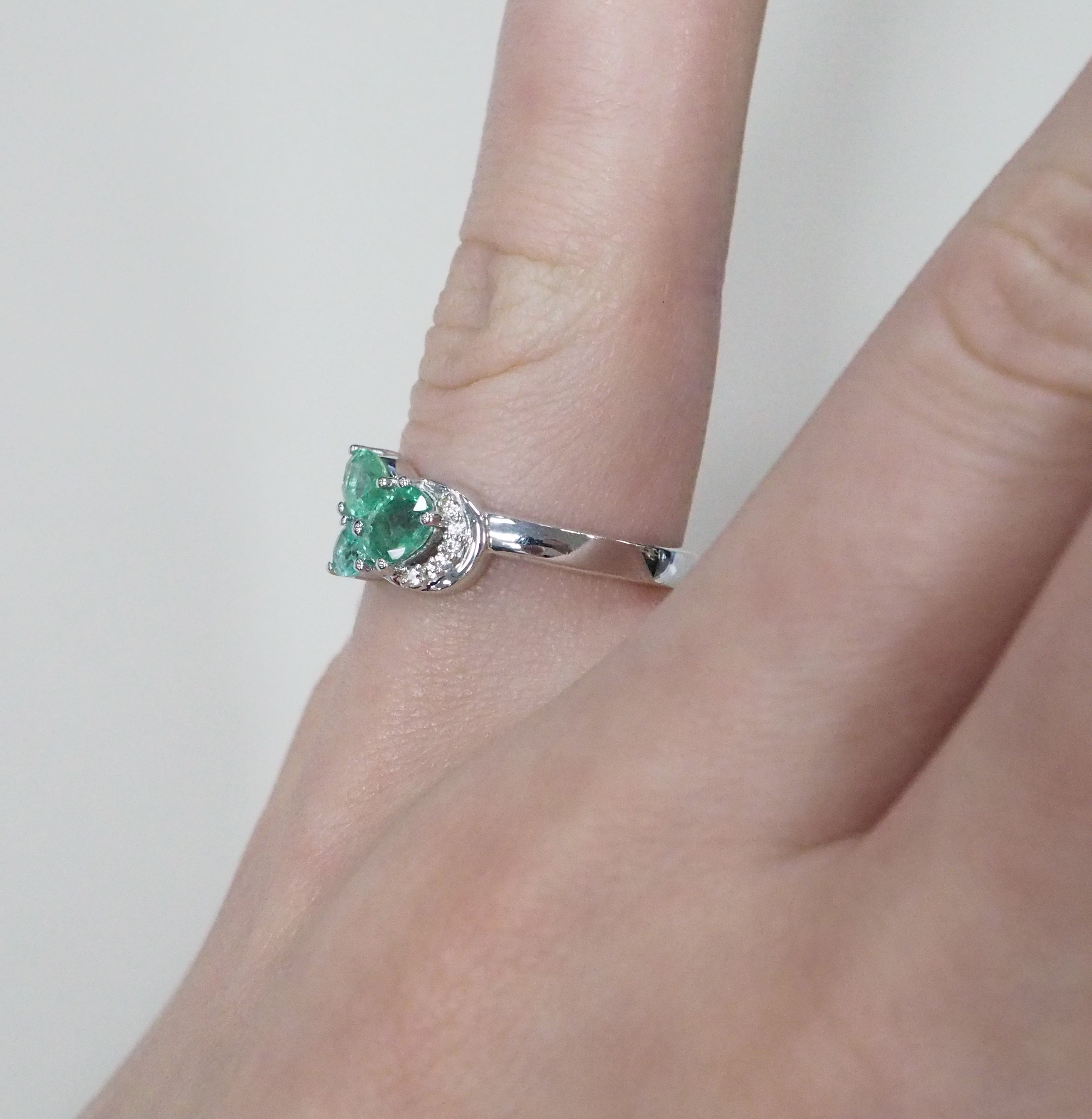 Серебряное кольцо с изумрудами